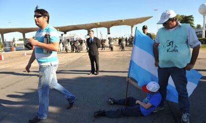 Ambientalistas argentinos y uruguayos se manifiestan contra la papelera UPM el pasado octubre.