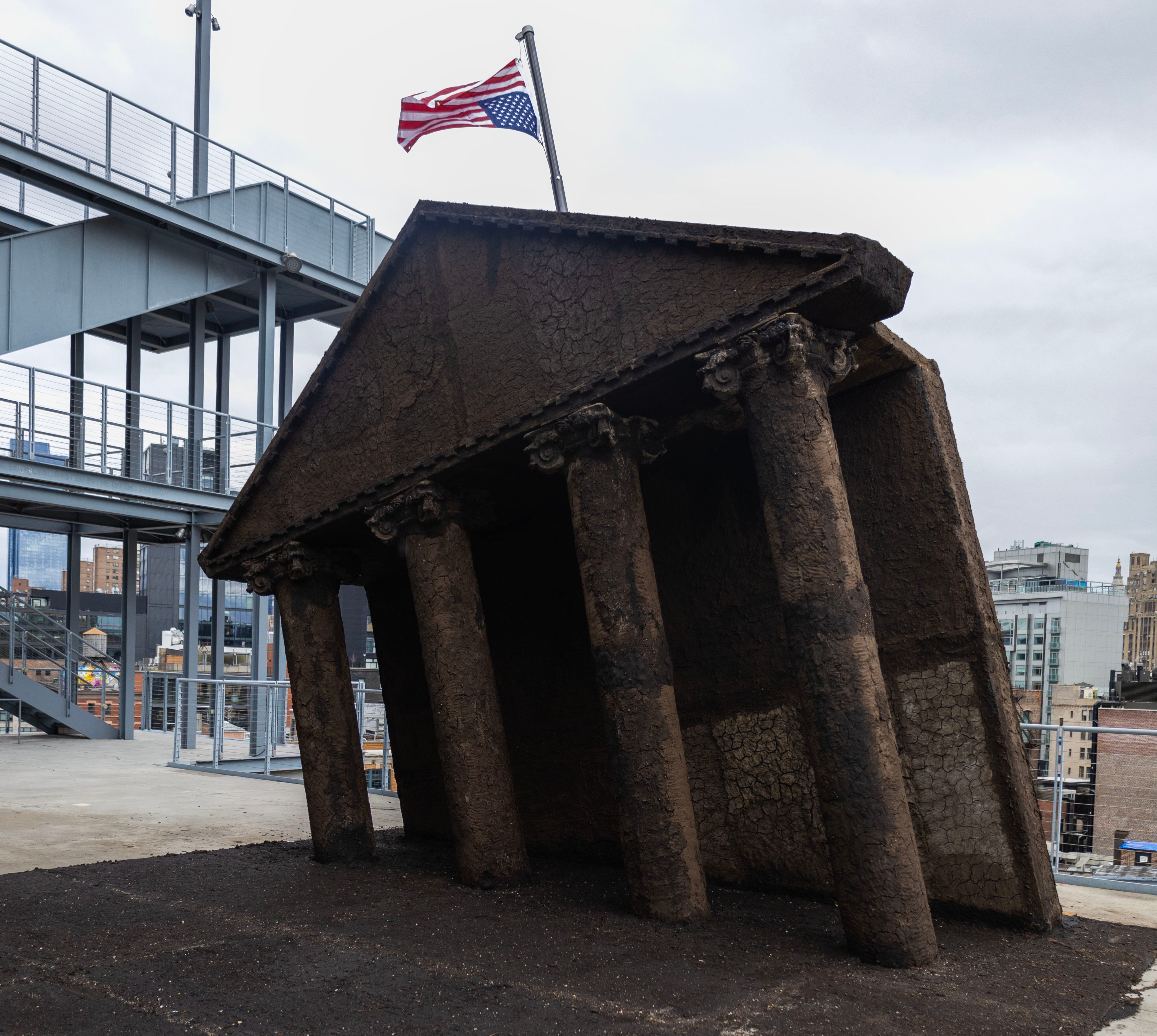 'The Earth Swallows the Master’s House' (2024), de Kiyan Williams, en la azotea del Whitney de Nueva York.