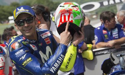 Valentino Rossi enseña el nuevo diseño de su casco al acabar la clasificación.