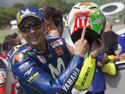 Valentino Rossi enseña el nuevo diseño de su casco al acabar la clasificación.