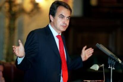 Zapatero, en 2002, durante su primera intervención en un debate de las enmiendas a la totalidad a los Presupuestos.