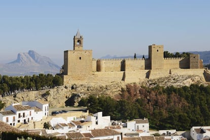 La alcazaba de Antequera y, al fondo, la Peña de los Enamorados.