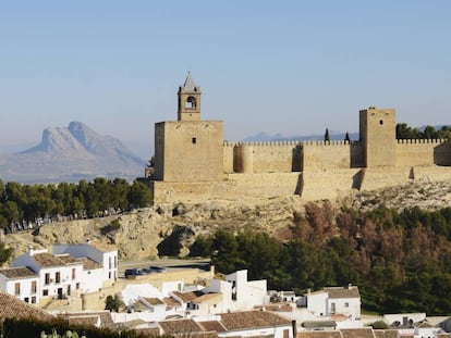La alcazaba de Antequera y, al fondo, la Peña de los Enamorados.