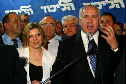 Benjamín Netanyahu,  junto a su esposa, Sara, y varios militantes, tras ser proclamado líder del Likud.