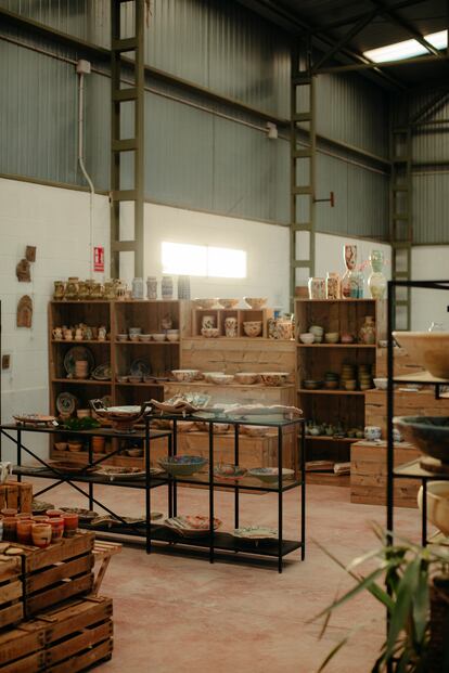 El taller de Cerámica Saediles es una gran nave industrial ubicada en un pueblo cercano a Calatayud.