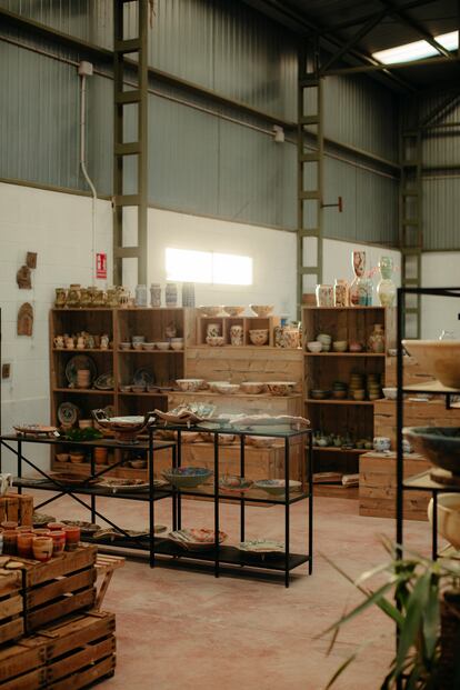 El taller de Cerámica Saediles es una gran nave industrial ubicada en un pueblo cercano a Calatayud.
