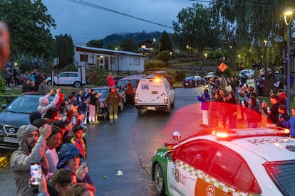 El servicio médico legal traslada el cuerpo del expresidente a la ciudad de Valdivia.