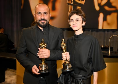 Hamdan Ballal y Rachel Szor, tras recoger el Oscar por 'No other land'.