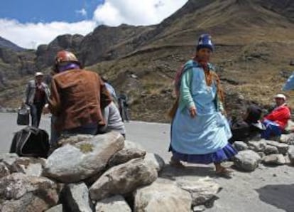 Una mujer aimara pasa por un punto de bloqueo de mineros bolivianos cooperativistas en la localidad de Pongo, uno de los accesos a la ciudad de La Paz.