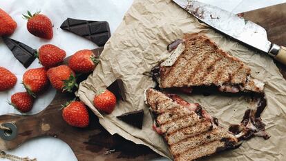 Brie, chocolate y fresas. Parece una combinación muy guarripé... hasta que la pruebas.