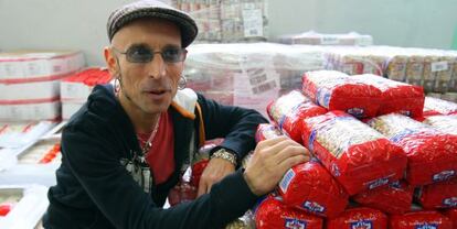 Fito Cabrales este lunes en el almacén del Banco de Alimentos de Bizkaia.