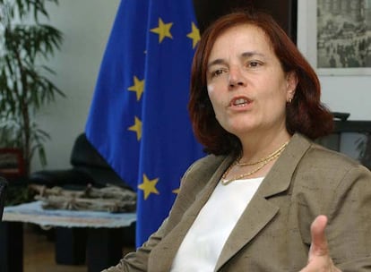 El 13 de junio de 1999 fue elegida diputada al Parlamento Europeo por el Partido Popular. Un mes después fue nombrada vicepresidenta y comisaria de Transportes y Energía de la Unión Europea.