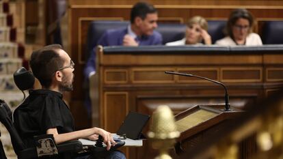 El portavoz parlamentario de Unidas Podemos, Pablo Echenique (en primer término), pasa delante, ante de Pedro Sánchez, Yolanda Díaz y Teresa Ribera, este miércoles en el pleno del Congreso.