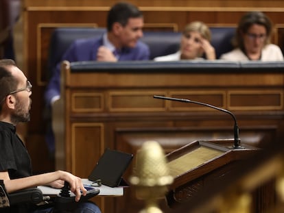 El portavoz parlamentario de Unidas Podemos, Pablo Echenique (en primer término), pasa delante, ante de Pedro Sánchez, Yolanda Díaz y Teresa Ribera, este miércoles en el pleno del Congreso.