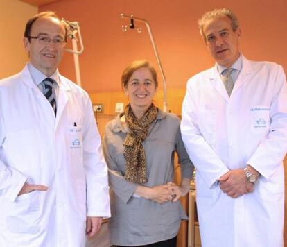 Eva Argui&ntilde;ano con los m&eacute;dicos que la operaron.