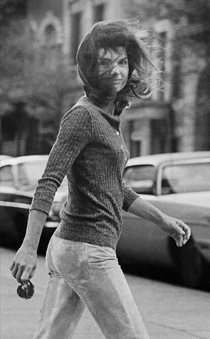 La relación de la entonces primera dama, Jackie Kennedy y el pionero de los I<>paparazzi se podría decir que era de amor odio. A ella la cámara le quería especialmente y Jackie O era uno de los personajes preferidos por él. Pero el escándalo estalló cuando el fotógrafo captó unas imágenes de ella paseando con su hijo John sin escoltas por Central Park, que lo consideró una invasión de su intimidad. Empezó entonces una peregrinación a los juzgados por parte de ambos. En la imagen, Jackie paseando por Madison Avenue en 1971, fotografía que Galella le hizo desde la ventana trasera de un taxi.