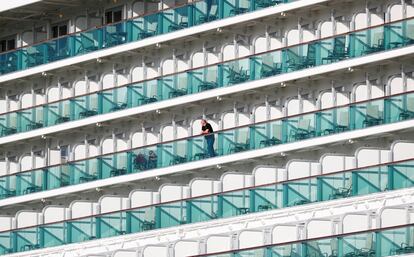 Varios pasajeros disfrutan del sol en un crucero durante el atraque en el puerto de Zeebrugge (Bélgica).