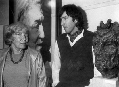 Tomás, hijo de Robert Graves, junto a su madre Beryl.