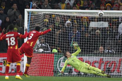 El ghanés Gyan falla, en el último minuto de la prórroga, un penalti contra Uruguay en los cuartos de final.