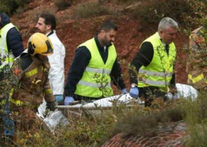 Rescue workers remove the body of the victim.