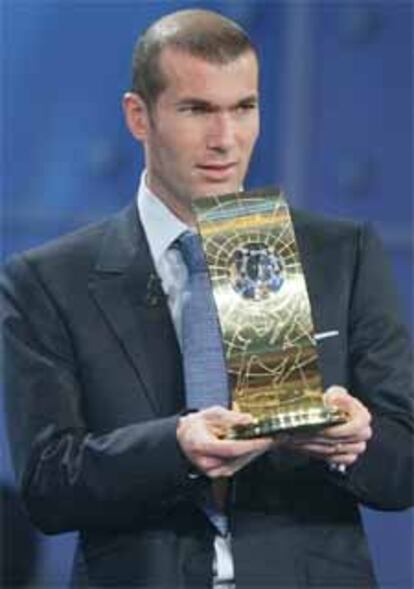 Zidane sostiene el trofeo &#39;FIFA World Player 2003&#39; en el acto celebrado en la ciudad suiza de Basilea.