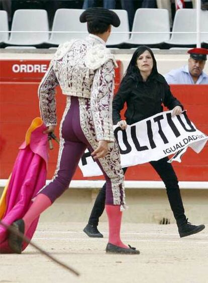 Manifestante antitaurina durante una corrida en la Monumental. <b>