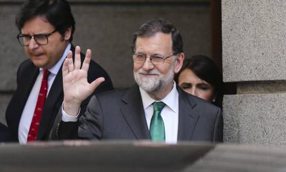 Mariano Rajoy abandona el Congreso de los Diputados.