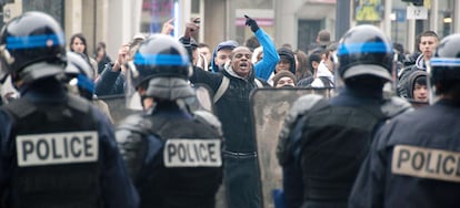Manifestantes y policías antidisturbios, frente a frente, en Mulhouse, al este de Francia.