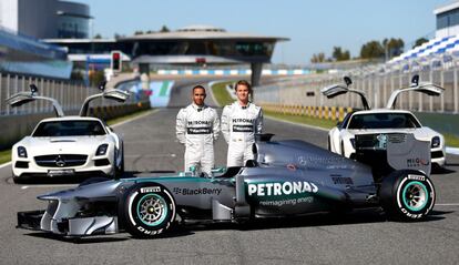 El piloto britnico Lewis Hamilton y el alemn Nico Rosberg posan con el nuevo Mercedes W04, durante su presentacin en el circuito de Jerez.