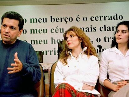 Gloria Trevi (centro), Sergio Andrade (izquierda) y Raquel Portillo (derecha), tras su detención en Brasil en 2000 acusados de secuestro y abuso de menores.