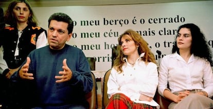 Gloria Trevi (centro), Sergio Andrade (izquierda) y Raquel Portillo (derecha), tras su detención en Brasil en 2000 acusados de secuestro y abuso de menores.