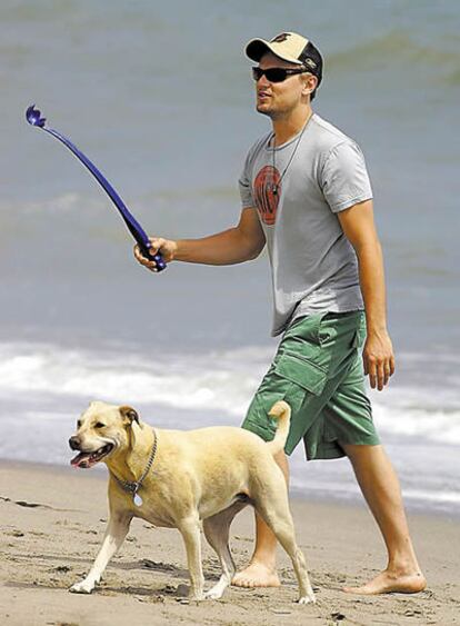 Leonardo di Caprio pasea con su perro por la playa de Malibú