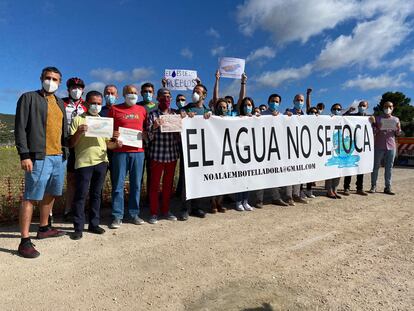 Protesta en Villanueva del Rosario por las obras para la construcción de la planta embotelladora en Antequera.