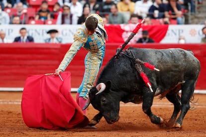 El torero mexicano José Miguel Arellano lidia a su primer toro en la Plaza de Toros México.