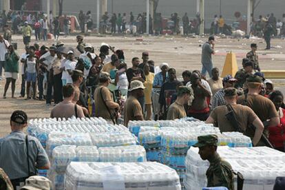 Las víctimas hacen cola para recibir agua y comida, distribuída por la Guardia Nacional en las inmediaciones del Centro Cívico de Nueva Orleans.