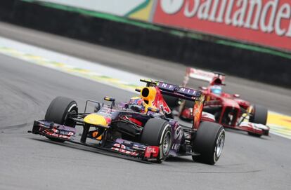 Webber rueda por delante de Fernando Alonso.