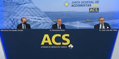 De izquierda a derecha, el consejero delegado de ACS, Marcelino Fernández Verdes, el presidente del grupo, Florentino Pérez, y el secretario del consejo, José Luis del Valle, durante la junta telemática celebrada esta mañana.