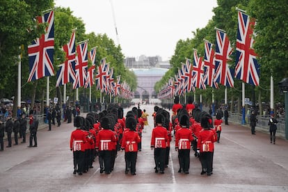 Miembros de la Guardia Real marchan durante el desfile 'Trooping the Colour', que conmemora el cumpleaños del rey Carlos III, este sábado por las calles de Londres. 