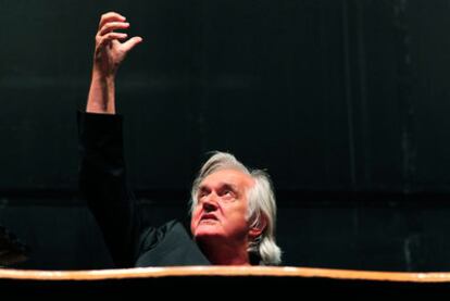 Mankell gesticula mientras explica en conferencia de prensa cómo se produjo el asalto.