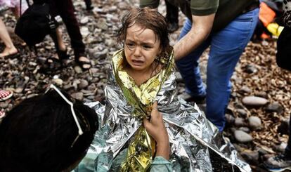 Una niña refugiada siria llora al llegar a la orilla de la isla griega de Lesbos después de cruzar el mar Egeo desde Turquía.