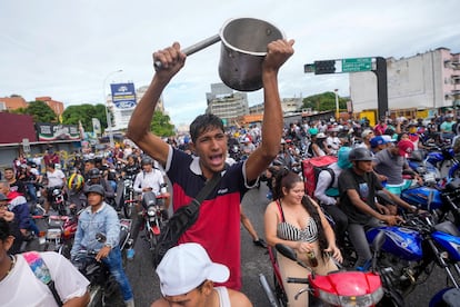 Manifestantes salían a la calle para protestar por el resultado oficial de las elecciones, el lunes en Caracas.