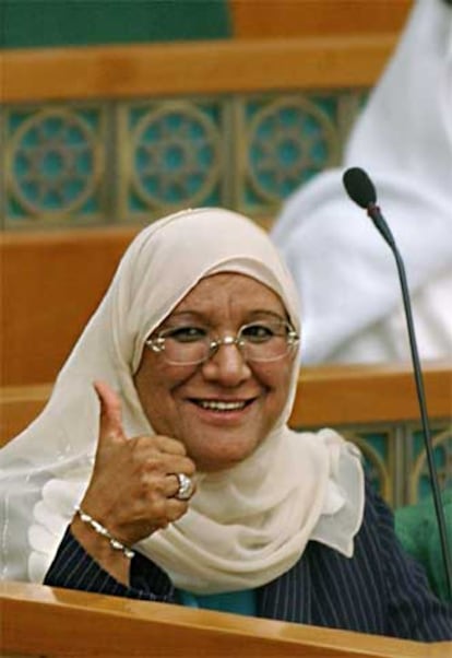 Masuma al Mubarak, la primera mujer ministra en Kuwait, ayer en el Parlamento.