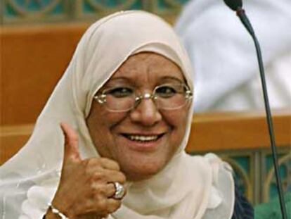 Masuma al Mubarak, la primera mujer ministra en Kuwait, ayer en el Parlamento.