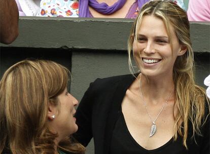 La actriz estadounidense Sara Foster abraza a un amigo en Wimbledon mientras toma asiento en la platea. Foster acude al torneo británico para acompañar a su novio, el tenista alemán Tommy Haas, que enfrenta en singles al suizo Roger Federer. (Texto: AP)