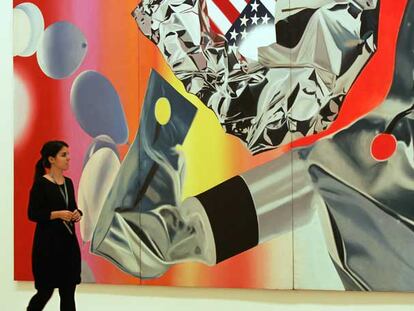 Una visitante, ante la obra <i>Cápsula flamenca,</i> de James Rosenquist, de 1970.