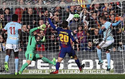 El delantero del Celta Iago Aspas (d) marca gol ante el Barcelona.