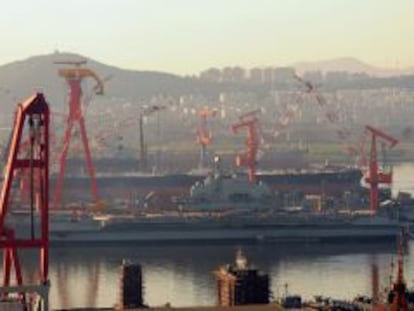 Portaaviones chino atracado en el puerto de Dalian, en la provincia de Lianoning, al noreste de China.