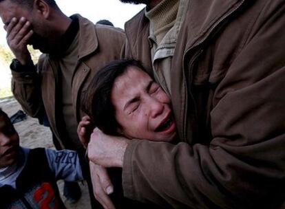 Una niña palestina llora en el funeral de dos de sus hermanos, de 6 y 12 años, en Yabalia.