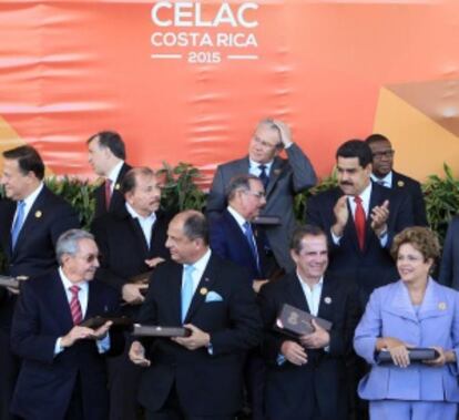 Algunos de los dirigentes latinoamericanos, durante la reunión de la CELAC, en Costa Rica. / a. bolívar (EFE)