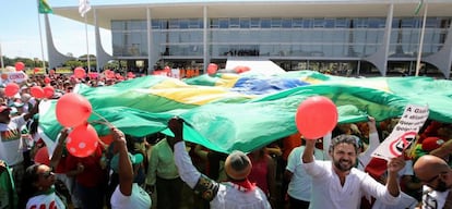 Manifestaci&oacute;n a favor de la destituida Dilma Rousseff en la capital de Brasil.